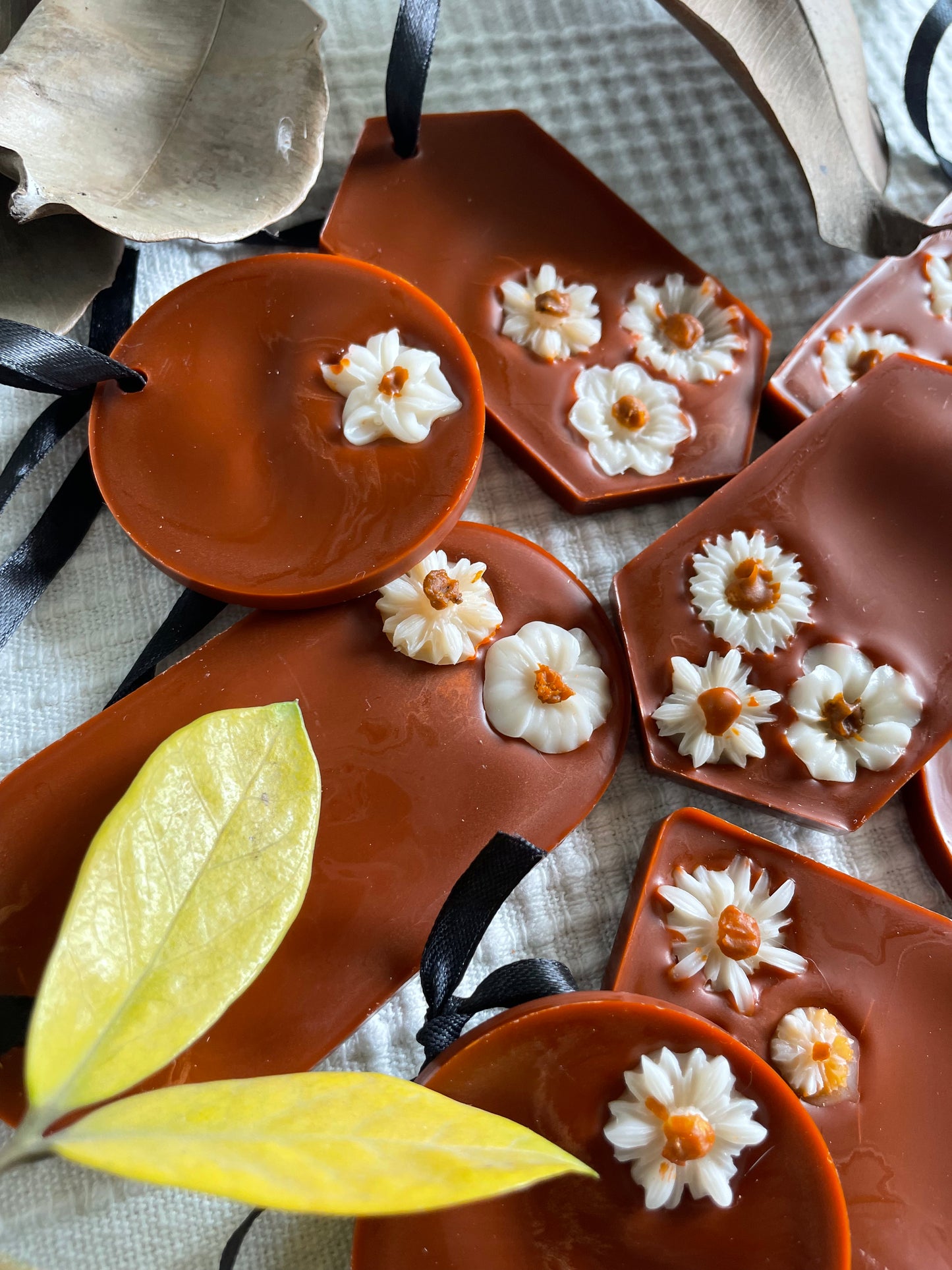 Geranium and saffron wax tablet